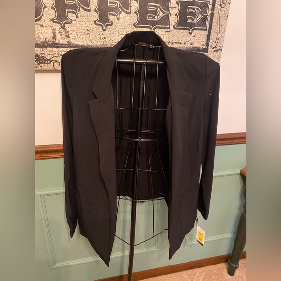 XL lightweight black blazer w 2 pockets & no button closure. Structured. NWT - Picture 3 of 6